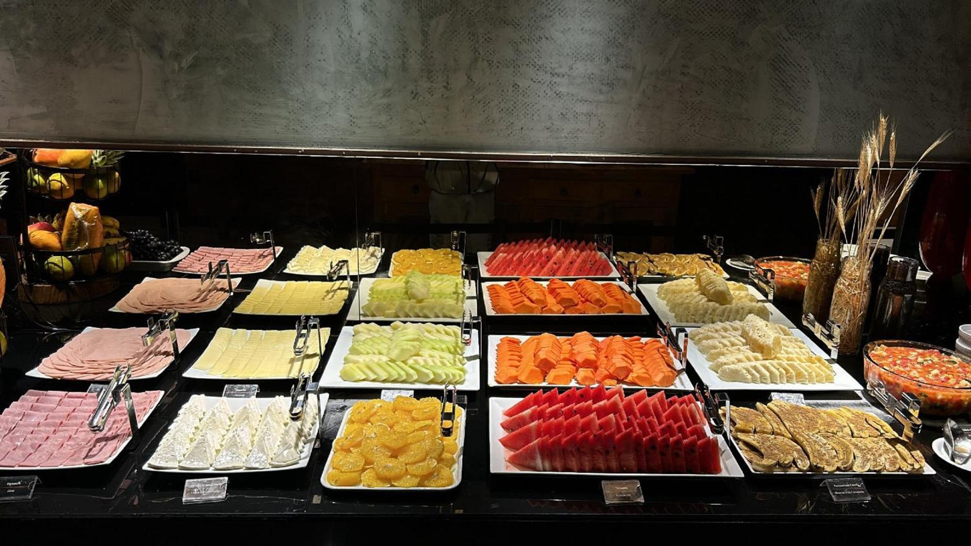 Jade Hotel Brasilia Candangolandia Dış mekan fotoğraf A selection of cold cuts at a buffet
