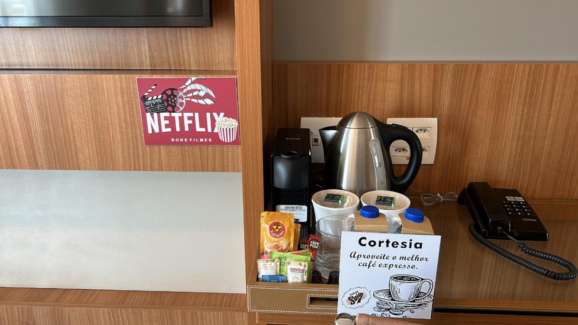 Jade Hotel Brasilia Candangolandia Dış mekan fotoğraf A Netflix sticker in a hotel room